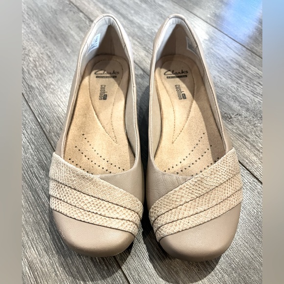 Clarks Beige Shoes - Picture 4 of 7